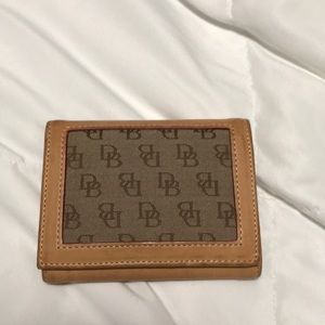 🤎 Dooney & Bourke light tan tri-fold wallet